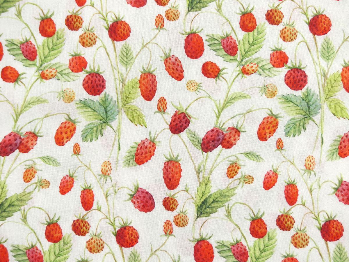 Patchworkstoff mit herrlichen Walderdbeeren auf weißem Hintergung von In the Beginning Fabrics